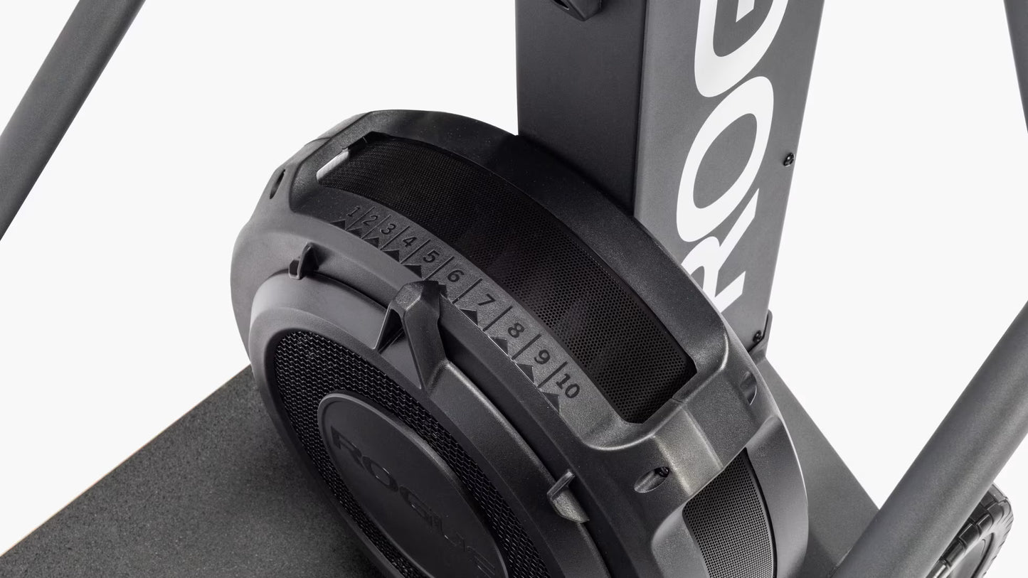 ROGUE Echo Ski hiihtolaite jalustalla
